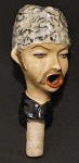 Belíssima tampa de garrafa em porcelana, representando cabeça de russo. A boca aberta serve para a passagem da bebida. Mede 10 cm de altura