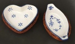 Duas petisqueiras de cerâmica branca, com decorações em azul. Acompanham cestinhas de vime nos mesmos formatos: coração e travessa. Medem: 3,5 cm de altura x 12 e 14 cm