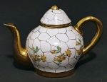 Linda miniatura de bule de porcelana branca, com detalhes em dourado e flores. Mede 6,5 cm 