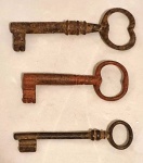 Três antigas chaves de ferro. A maior mede 12 cm