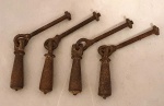 Quatro antigos puxadores de ferro. Só o puxador, sem o parafuso, mede 5 cm