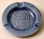Cinzeiro vintage de porcelana alemã Sahm Merkelbach höhr Grenzhausen, na cor azul, decorado com brasão em alto relevo. Mede 15 cm de diâmetro