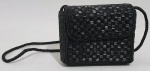 Bolsa bordada com canutilhos pretos. Mede 12 x 10 cm