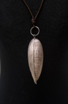 Pingente de prata Mônica Pondé em formato de espiga de milho, com cordão de couro. A espiga pesa 26,5 g e mede 7 cm. A medida total (cordão dobrado + pingente = 49 cm)
