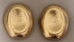 Par de brincos de pressão dourados da marca ZAU (anos 1990). Medidas: 3,9 x 3 cm