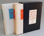 Caixa c/ 2 volumes do famoso livro de culinária clássica francesa - Mastering the Art of French Cooking,1985/86- da renomada Julia Child