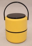 Balde de gelo de plástico fosco amarelo com frisos e pegador pretos. Medidas: 12,5 cm de diâmetro x 15 cm de altura