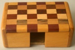 Porta Cartões de madeira com tampa marchetada. Possui 11 cm de altura x 4,5 cm de altura x 7 cm de profundidade