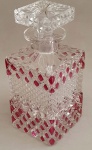 Linda garrafa de cristal, quadrada, ricamente decorada. Mede 24 cm de altura