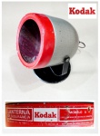 Colecionismo/fotografia - Antiga lanterna de segurança KODAK, manufaturada por volta de meados dos anos 70. Esse tipo de lanterna era utilizada em laboratórios fotográficos, com o filtro 1A (vermelho) se destinava a revelação de papeis fotográficos. A lanterna é de fabricação nacional e o filtro 1A é importado (manufatura KODAK americana). A lanterna se encontra totalmente operacional, porém recomenda-se a troca da fiação, caso o uso seja constante, como uma luminária, por exemplo. A lanterna mede 14,5 cm de diâmetro X 20,0 cm de comprimento e altura máxima (contando o suporte) em torno de 23,0 cm (a lanterna é móvel, por isso há diferença na sua altura). Material usado, porém em muito bom estado, levando-se em consideração os seus mais de 45 anos.