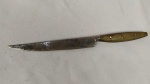 CUTELARIA - Antiga FACA com cabo de Chifre, sem bainha e sem marca aparente. Mede aprox. 29 centímetros. Na lâmina existe o desenho de uma águia e algumas letras ilegíveis.