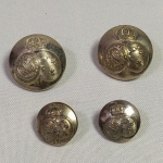 MILITARIA - Lote com quatro (04) Botões Imperiais usados em Uniformes e Jaquetas. Fabricados em Londres / Inglaterra.