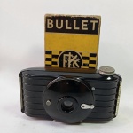 Máquina fotográfica antiga Kodak Brownie Bullet (Câmera), na caixa original. Feita em Baquelite nos anos de 1936 / 1942.