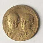 Medalha da Visita do Presidente dos Estados Unidos da América do Norte, Dwight D. Eisenhower ao Brasil em 1960, cunhada em Bronze pela Casa da Moeda. O Presidente do Brasil era Juscelino Kubitschek de Oliveira, conhecido por JK. Mede 05 cm de diâmetro..