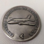 Maravilhosa MEDALHA da EMBRAER (Empresa Brasileira de Aeronáutica S.A.), fabricada pela Esmaltarte. Mede aproximadamente 7,2 cm de diâmetro.
