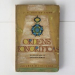 COLECIONISMO - Livro ORDENS HONORÍFICAS com raras listagens de brasileiros condecorados e descrições de ordens estrangeiras. 1950, 150 páginas.