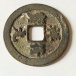 19. Moeda furada da CHINA, Dinastia Han Posterior, Hsiang Fu, cunhada em bronze entre 1008-1016. Mede 25mm diâmetro. 