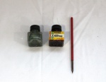 02 tintas nanquim em vidro e caneta em cabo de plástico, produto conforme fotos, medidas nanquim (CxLxA): 3 x 3 x 4 e medida caneta: 13 cm.  Qualquer dúvida favor perguntar até o dia anterior ao pregão!
