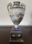 NORITAKE - Ânfora em porcelana com delicada paisagem pintada á mão. Med.: 19 cm de altura