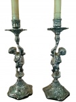Antigo par de castiçais italianos em bronze espessurado a prata ricamente decorados. Med: 27 cm de altura