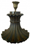 Antigo castiçal estilo barroco francês em pesado bronze. Med.: 20 cm de altura x 16 cm de diâmetro