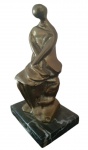 Escultura em bronze dourado representando figura feminina, com base em mármore. Med. 19 cm de altura