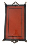 Espetacular bandeja em grandes dimensões em laca nas tonalidades vermelho e preto, pegas e adornos em bronze. Med.: 41 x 72 cm de comprimento