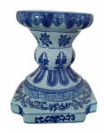 Belíssimo castiçal em porcelana branca com decoração em azul. Med.: 14 cm de altura Base: 13 x 13 cm