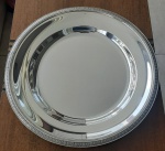 CHRISTOFLE - Travessa circular em metal espessurado a prata da renomada manufatura Francesa Christofle, modelo Malmaison. Banho novo. Mede 33 cm diâmetro.