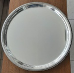 CHRISTOFLE - Bandeja circular em metal espessurado a prata da renomada manufatura Francesa Christofle, modelo Malmaison. Banho novo.  Mede 40 cm diâmetro.