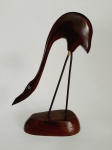 Design - Antida escultura de Garça em Jacarandá, pernas em metal encaixadas na base, anos 60. Med.: 19 cm de altura