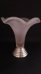 Lindo vaso em vidro acidado na tonalidade branca, base em prata de lei contrastada. Med.: 29 cm de altura