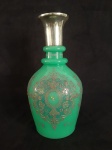 Antigo decanter em pesada Opalina na tonalidade verde ricamente decorada, bocal em prata de lei adaptado. Med.: 32 cm de altura