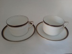 Ernest Wahliss - Wien - Elegante par de xícaras de chá em porcelana Austriaca, gravada. Bordas em relevo em ouro e friso na tonalidade azul cobalto.