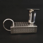 EBERLE - Antigo castiçal palmatória em porta fósforos em metal espessurado a prata da manufatura Eberle. Med.: 6 cm x 4 cm x 6 cm de altura