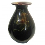 Lindo vaso em cerâmica na tonalidade vermelho rubi, decorado com manchas douradas. Med.: 35 cm de altura