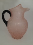 Fenton Ming Art Glass - Jarra para suco em vidro acidado na tonalidade rosa, alça lisa na tonalidade preta. Estados Unidos, década de 30. Med.: 25 cm de altura