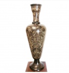 Imponente vaso em metal preto com gravações em dourado, feitas a mão. India, séc. XX. Med.: 62 cm de altura