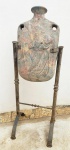 Antigo vaso - ânfora em terracota com base em ferro. Mexico, século XX. Med.: 52 cm x 35 cm Suporte: 88 cm de altura