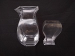 Dois vasos em vidro grosso, em formato bojudo, medindo o maior 30cm de altura e o menor 20cm de altura.