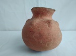 Vaso em cerâmica de origem colombiana (Panamá - Província  Veraguas), apresenta quebrado na borda, medindo 7cm de diâmetro e 12cm de altura.