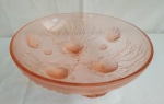 Saladeira em vidro grosso rosé, com motivos de conchas e fundo do mar, com pezinho. mede 26 cm de diâmetro.