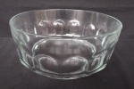 Bowl em vidro grosso trabalhado, medindo 22cm de diâmetro e 10cm de altura.