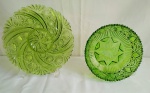 Duas peças em vidro grosso na cor verde, sendo um bowl, medindo 18cm de diâmetro e 6cm de altura, e um presentoir, medindo 23cm de diâmetro.