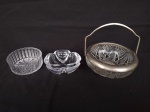 Três peças em vidro, sendo um cinzeiro, medindo 10cm de diâmetro, uma cestinha com acabamento em metal prateado, medindo 10cm de diâmetro e 4cm de altura e um bowl, medindo 15cm de diâmetro.