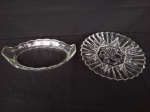 Duas peças em vidro, sendo uma petisqueira oval, medindo 22x13cm, e a outra um prato, medindo 20cm de diâmetro.