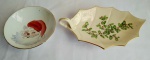 Duas peças em porcelana, pintadas a mão, com motivo natalino, sendo uma petisqueira em formato de folha, medindo 26x15cm, e um bowl, medindo 14cm de diâmetro.