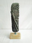 Escultura em ferro, representando asa em base de mármore, medindo 37cm de altura e 12x5cm de base.