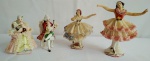 Quatro itens em porcelana, sendo duas bailarinas, medindo 10cm de altura, e um casal de musicistas, medindo 7cm de altura.
