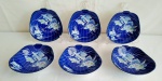 Seis bowls, em formato de leque, em porcelana de origem japonesa, medindo 13x13cm e 4cm de altura.